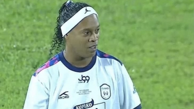ชมช๊อต Ronaldinho คัมแบ็คลงสนามครั้งแรก บนแผ่นดินอาเซียน
