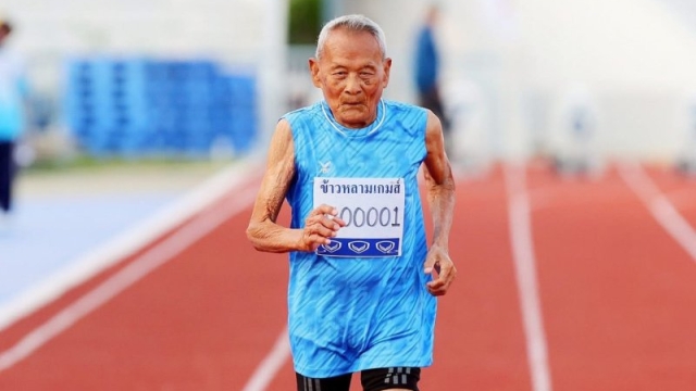 จารึกประวัติศาสตร์! คุณตาสว่างวัย 105 ปี คว้าทองวิ่ง 100 เมตร