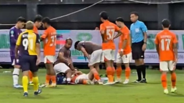 ด่วน! กระทบทีมชาติไทย ช๊อตวินาที "โจนาธาร เข็มดี" ได้รับบาดเจ็บหนัก ถึงขั้นหามเปลออกจากสนาม
