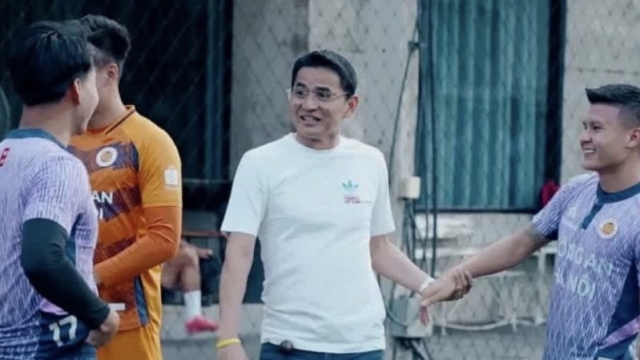 ช๊อตวินาที! "โค้ชซิโก้" อดีตกุนซือทีมชาติไทย โผล่แคมป์ คอง อันห์ ฮานอย