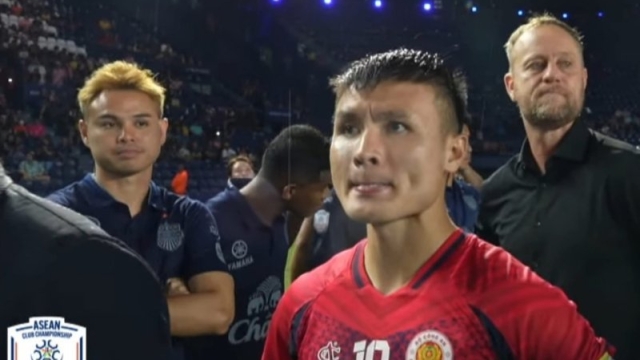 ชมช็อตสายตา "ธีราทร" มอง "เหงียน ก๋วง ไฮ" ระหว่างเตรียมขึ้นรับรองแชมป์ Shopee Cup