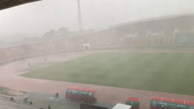 ฝนถล่มธรรมศาสตร์! รอบชิงชนะเลิศ บุรีรัมย์ ปะทะ เมืองทอง ส่องานเข้า
