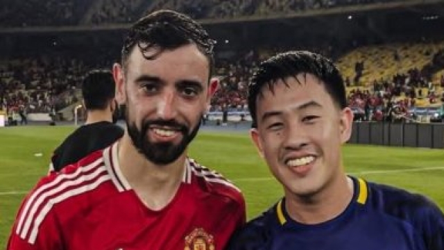 ความฝันของนักบอลไทยตัวเล็กๆคนนึง กับช็อตถ่ายภาพคู่ 4 แข้งระดับโลกแมนยู พร้อมได้เสื้อในฝัน