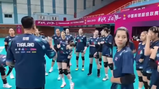 ไทยสุดฟีเวอร์! ช๊อตวินาทีแฟนจีนบุกหา ”วอลเล่ย์บอลหญิงทีมชาติไทย“ เปิดฉาก VNL 2025