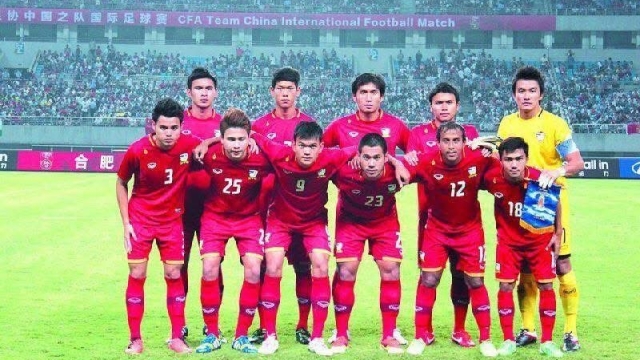 แฟนไทยอยากเห็นอีก! ทีมชาติไทยชุดนี้ 12 ปีที่แล้ว บุกไปโค่นยับ ทีมชาติจีน ครั้งประวัติศาสตร์