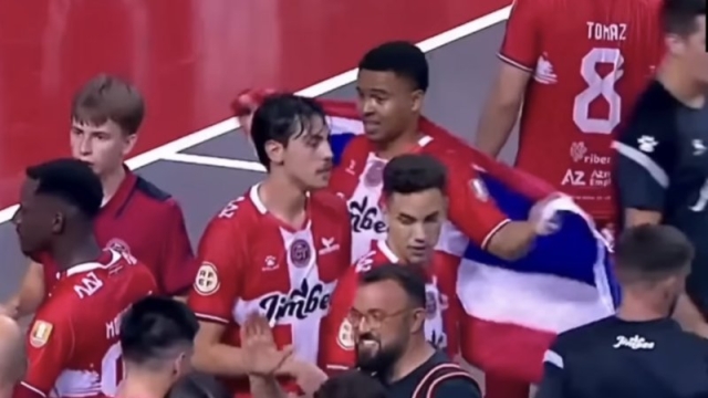ชมช็อตวินาทีประวัติศาสตร์! มูฮัมหมัด คลุมธงไตรรงค์ นักเตะไทยคนแรกขึ้นรับเหรียญแชมป์ลีกสูงสุดสเปน