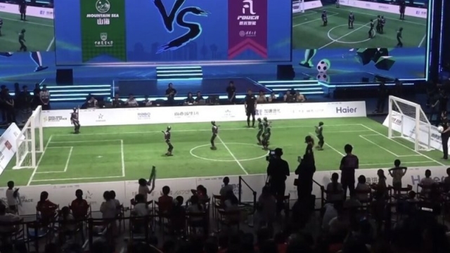 ครั้งแรกของโลก! จีนเปิดตัว "นักเตะหุ่นยนต์ AI" เขย่าวงการลูกหนังโลก