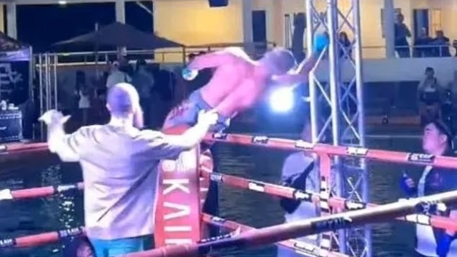 เหตุการณ์สุดช๊อก !! วินาที นักชก MMA ต่างชาติ ถูกไฟดูดกลางเวทีหลังชนะไฟต์ที่ไทย