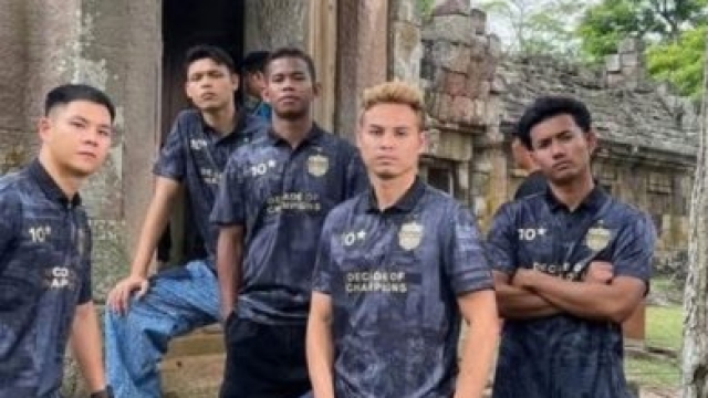 2 แข้งตัวตึงทีมชาติกัมพูชา โพสต์แคปชั่นถึง "ธีราทร บุญมาทัน"