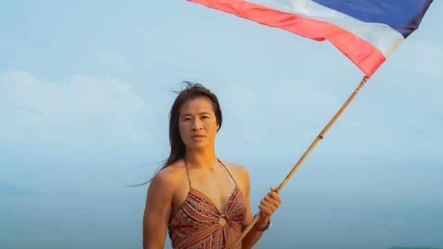เวโร นิกา นักมวยดังเมียนมา โพสต์ภาพธงไทยโบกสะบัด พร้อมแคปชั่นส่งกำลังใจถึงคนไทย