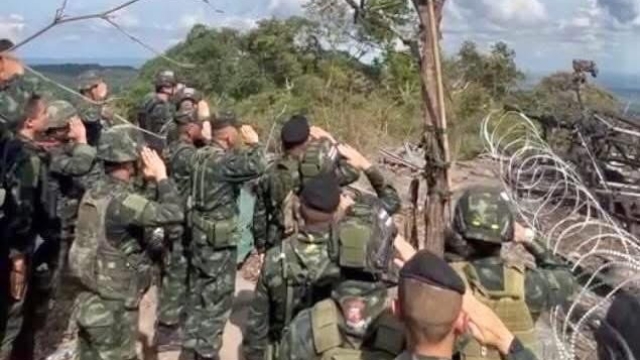วินาที แม่ทัพภาค 2 ขึ้น "ภูมะเขือ" เปลี่ยนธงชาติผืนใหม่ ใหญ่กว่าเดิม