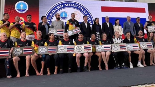 ครั้งแรกในประวัติศาสตร์! ชาวเยอรมันกระทบไหล่ยอดนักชกดังของไทย แห่เรียนมวยไทยมากกว่า 400 คน
