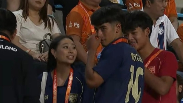 ฮือฮา !! เจ้าหนูบราซิลหัวใจไทย "ไมคอน คาร์โดโซ่" สวมเสื้อ "เบอร์ 10 ทีมชาติไทย" โผล่สนามกลีบบัว