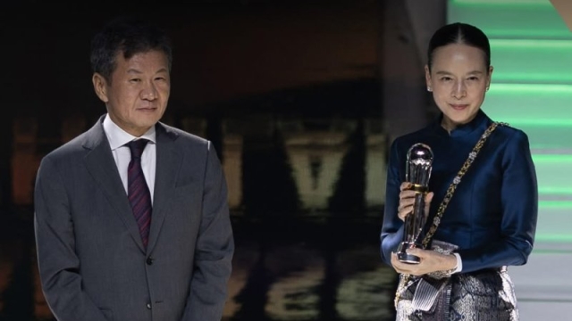 ครั้งแรกในประวัติศาสตร์! AFC มอบรางวัล มาดามแป้ง สมาคมฟุตบอลยอดเยี่ยมแห่งปี ระดับ Dinmond 2