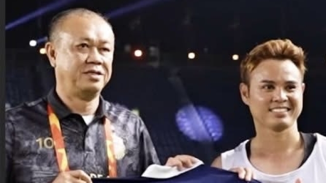 ธีราทร ได้ทำซะที !! อยู่ บุรีรัมย์ มาตั้งแต่ 2010 ครั้งแรกยืนชูเสื้อข้างท่านประธาน