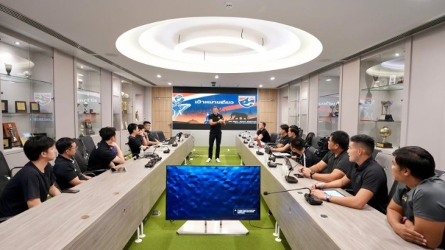 เปิดโฉมทีมงานสต๊าฟโค้ชเต็มระบบครั้งแรก !! แอนโธนี ฮัดสัน เรียกประชุมด่วน ก่อนประกาศรายชื่อ “ทีมชาติไทย” บุกศรีลังกา