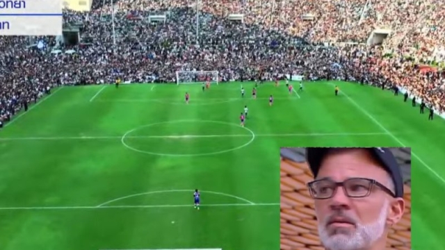 ช๊อตวินาที ฮัดสัน กุนซือทีมชาติไทย สุดทึ่ง !! เข้าชมเกมเห็นกับตาตัวเอง “สนามแตก” แฟนบอลไทยเกินความจุสนามนัดชิง บอล 7 สี