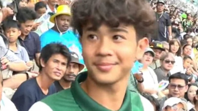 กรี๊ดลั่นสนาม !! วินาที “เต วรากร” โผล่บนอัฒจันทร์สนามศุภ ขอกำลังใจแฟนบอล สนามแทบแตก