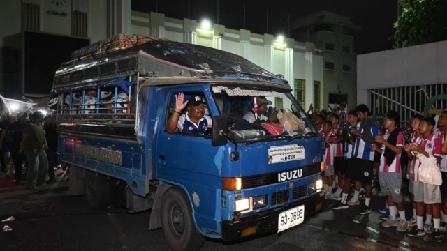 ภาพสุดประทับใจ !! วินาทีทีมแชมป์ อบจ.ชัยนาท ยืนรอหน้าสนามปรบมือให้ “หมอนทองวิทยา” ก่อนเคลื่อนรถขนฝัน