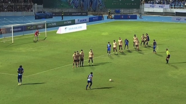 ชมช็อต สันติภาพ จันทร์หง่อม ฟรีคิกมหัศจรรย์ใส่ “บุรีรัมย์”