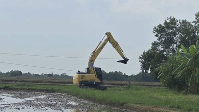 โห เร็วจัด !! พิมรี่พาย สั่งลุย ทีมงานลงพื้นที่สร้างสนามฟุตบอลให้ “หมอนทองวิทยา 