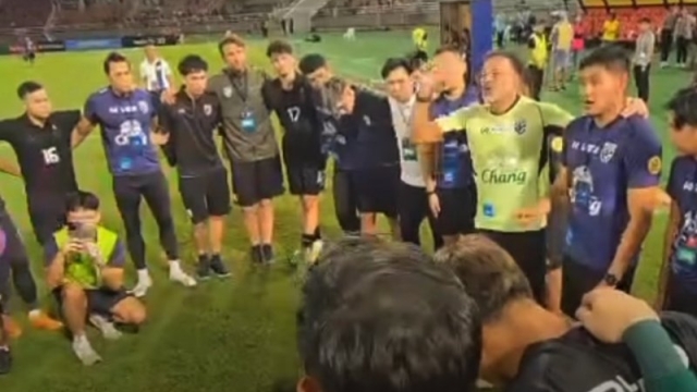 สุดฮึกเหิม !! ชมช็อตปฏิกิริยา แอนโธนี ฮัดสัน - ชนาธิป สรงกระสินธ์ หลัง “ทีมชาติไทย” ประเดิมนัดแรกเฉือน ทีมชาติสิงคโปร์