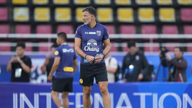 สุดทึ่ง !! เปิดอายุรวม “คู่เซ็นเตอร์แบ็กตัวจริง” ทีมชาติไทย แอนโธนี ฮัดสัน ปะทะ ทีมชาติสิงคโปร์