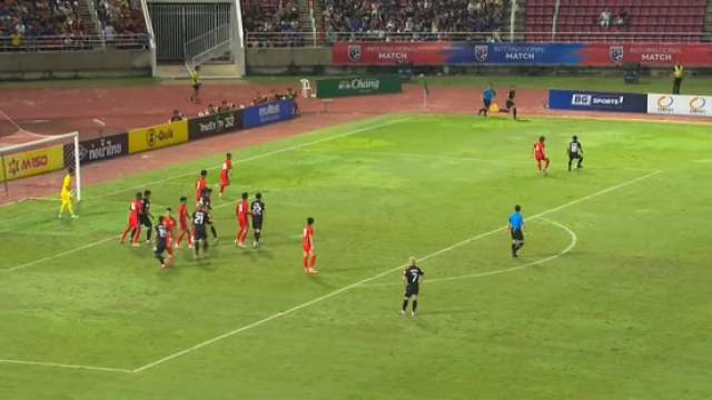 ชมช็อต สิงคโปร์ สุดช็อก !! ธีราทร บุญมาทัน โชว์คลาสเจลีก กดซ้ายจากฝั่งขวา บอลพุ่งตุงอย่างคม