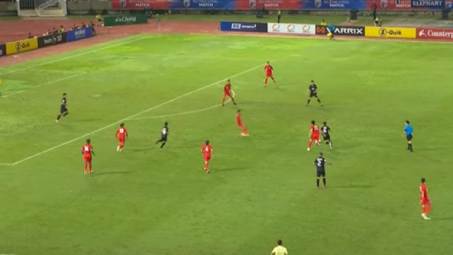 สิงคโปร์ สุดทึ่ง !! ชมช็อต เสกสรรค์ ราตรี ยิงไกลอย่างโหด แนวรับ สิงคโปร์ ยืนงงกันทั้งทีม