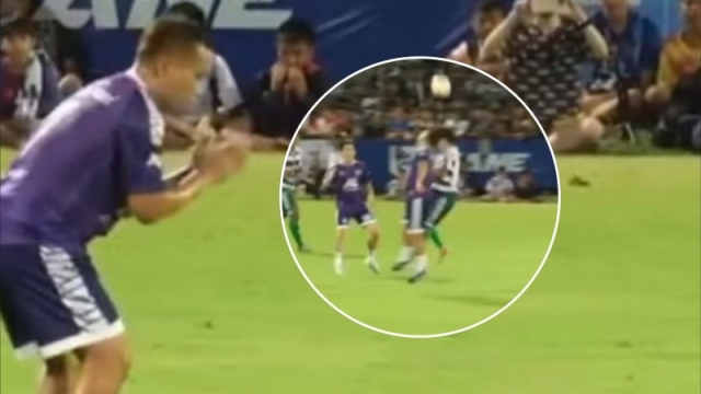 ช๊อตวินาที ดัสกร สะดุ้ง !! ถึงขั้นยกมือไหว้ขอโทษ หลังปะทะ “เต วรากร” ลงไปนอน ท่ามกลางแฟนคลับทะลักสนาม