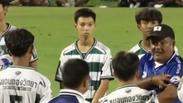 ช๊อตวินาที อาจารย์สกล เดือด !! ช่วงพักครึ่ง ยืนเฉ่งลูกทีม “หมอนทองวิทยา” หลังโดนนำ