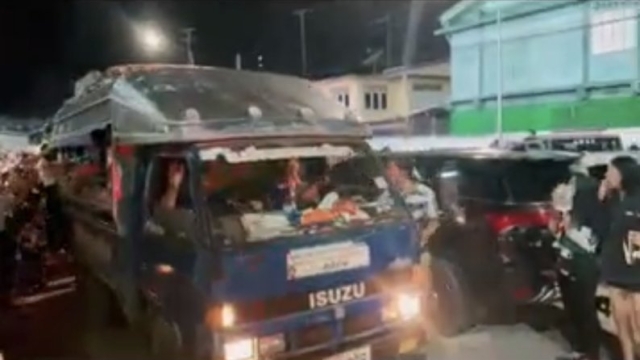 กรี๊ดสนั่น !! ช๊อตวินาที อาจารย์สกล เคลื่อน “รถขนฝัน” ออกจากสนาม หลัง “หมอนทองวิทยา” ปะทะ ทีมบอย ท่าพระจันทร์