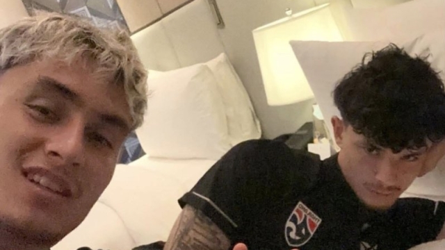 ‪นิโคลาส มิคเคลสัน‬ โพสต์ภาพคู่ “รูมเมท” คนใหม่ พร้อมใส่แคปชั่น “Jude Night”