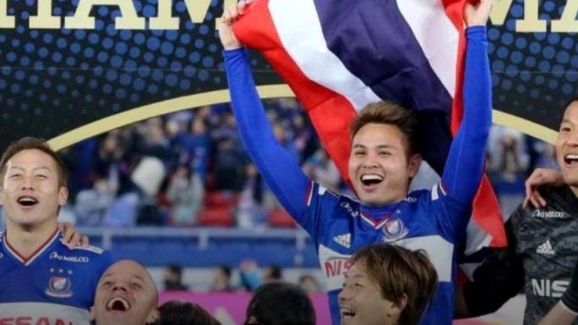 เปิด 8 รายชื่อ !! J1 ญี่ปุ่นจะเอา “แบ็คซ้าย” ทีมชาติไทย