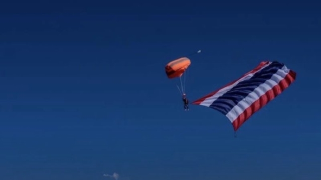 โด่งดังไปทั่วโลก !! คนไทยทำสำเร็จ ธงชาติไทยโบกไสว เหนือยอดเขา “เอเวอเรสต์”