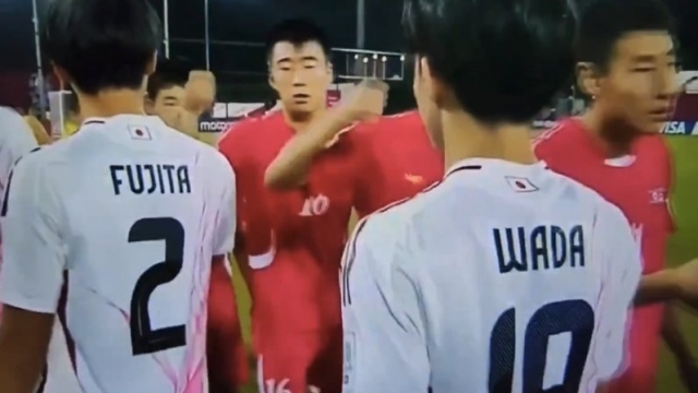ปรากฏการณ์ สุดทึ่ง !! แข้งเกาหลีเหนือ ใช้กำปั้นทักทายแทนการจับมือ ก่อนเกมดวล ทีมชาติญี่ปุ่น ฟุตบอลโลก U17