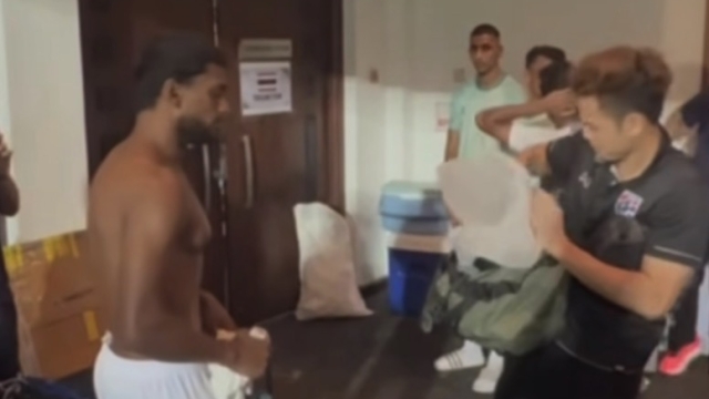 โมเมนต์สุดน่ารัก !! ช๊อตวินาที “ธีราทร บุญมาทัน” โดนแข้งศรีลังกาดักรอท้ายเกม เปิดกระเป๋าล้วงเสื้อออกจากถุงแทบไม่ทัน