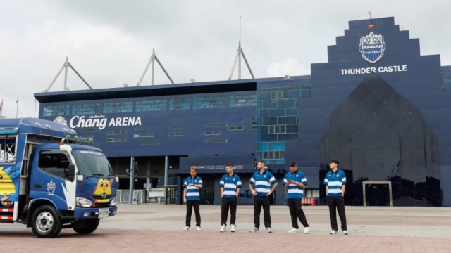 ฮือฮา !! บุรีรัมย์ เปิดตัว “รถขนฝัน” บุกดวล เมืองทอง สนามแตกแน่ !!