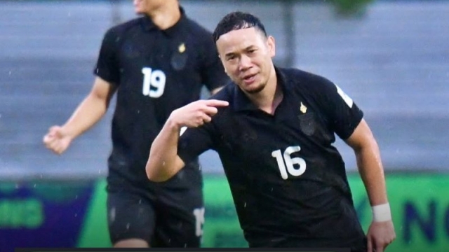 สื่อเวียดนาม ทึ่ง !! “ธนวัฒน์” กุญแจสำคัญ “ทีมชาติไทย” แอนโธนี ฮัดสัน