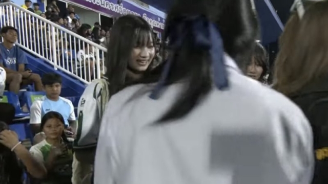 ช๊อตวินาที “น้องผักบุ้ง” หวานใจ “เต วรากร” สุดฟีเวอร์ที่สนามอยุธยา ช่วงพักครึ่ง