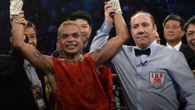 “อำนาจ รื่นเริง” อดีตนักมวยแชมป์โลก เมาอาละวาดหน้าร้านสะดวกซื้อ โดนตำรวจเข้าล็อกตัว