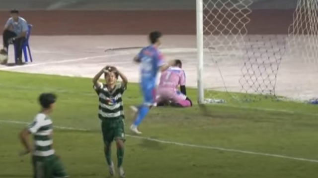 สนามแทบแตก !! “หมอนทองวิทยา” โชว์ฟอร์มโหดบุกถล่มคู่แข่งยับคารัง ศึกฟุตบอล ชำฆ้อ