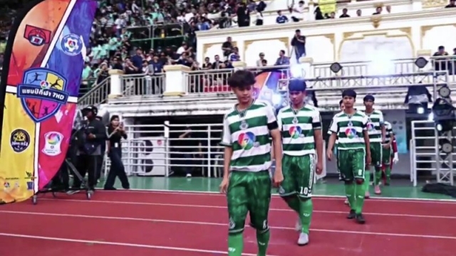 เกมอย่างเดือด!โรงเรียนธนาคารออมสิน ยิงขึ้นนำ หมอนทองวิทยา 2-1