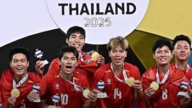 สุดทึ่ง !! ทีมชาติเวียดนาม ชุดแชมป์ซีเกมส์เดินทางถึงกาตาร์ พร้อมอุ่นเครื่องทีมยักษ์เอเชีย ส่วน “ทีมชาติไทย” วันแรกประกาศรายชื่อ