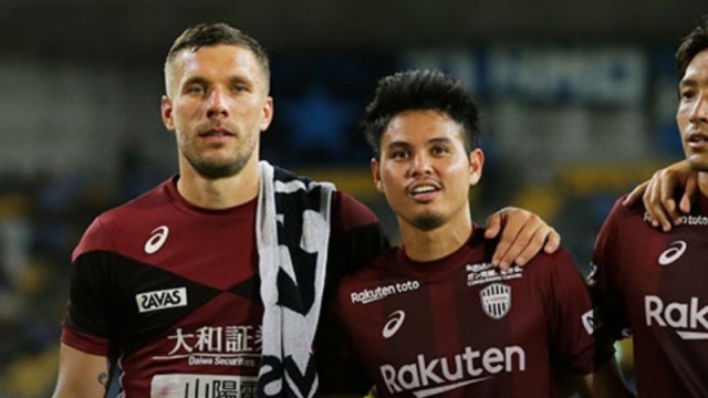 ฮือฮา !! ลูคัส โพดอลสกี้ กองหน้าแชมป์โลก อดีตเพื่อนร่วมทีม ”ธีราทร“ โผล่เช็คอินประเทศไทย 