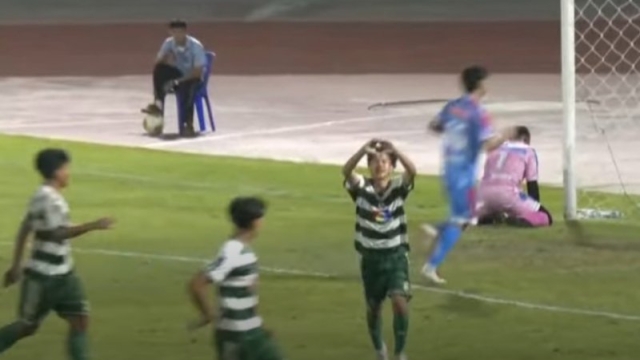 แมตช์แรกของปี สนามแทบแตก !! “วิเตญา” แผลงฤทธิ์พา “หมอนทองวิทยา” บุกถล่มคู่แข่งยับคาบ้าน