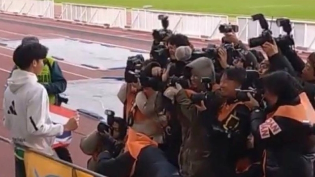 ฮือฮา !! วินาที “ภูมิรพี” นายด่านทีมชาติไทย ได้รับความสนใจจากสื่อมวลชนญี่ปุ่นอย่างล้นหลาม