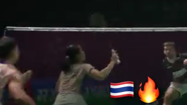 ไทยสะเทือนเวทีโลก !! BWF โพสต์ช๊อตวินาที “บาส - เฟม” คู่ผสมแบดมินตันไทย พลิกนรกโค่น คริสเตนเซ่น - อเล็กซานดร้า คว้าแชมป์แรกประวัติศาสตร์