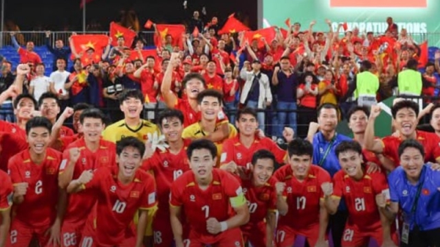 เอเชีย สุดช็อก !! คิม ซัง ซิก ทำนายคู่ชิง “เวียดนาม” เจอใคร , ตำนานแมนยูมองจีน เล่นบอลไร้กลยุทธ์