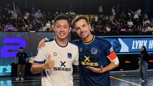 ฮือฮา !! ST9 ศุภวุฒิ เถื่อนกลาง ถ่ายภาพคู่ “กองหน้าเบอร์ 1 ของโลก”